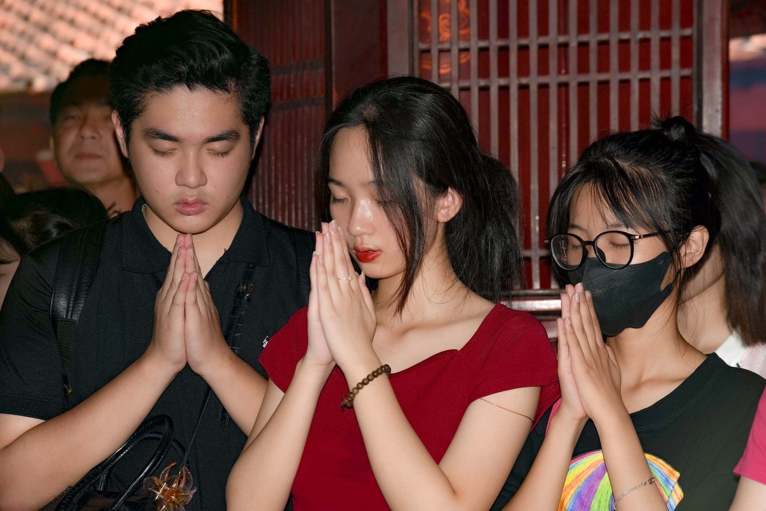 Sĩ tử đội mưa đồ dồn về Văn Miếu dâng sớ cầu may trước Kỳ thi tốt nghiệp THPT -0