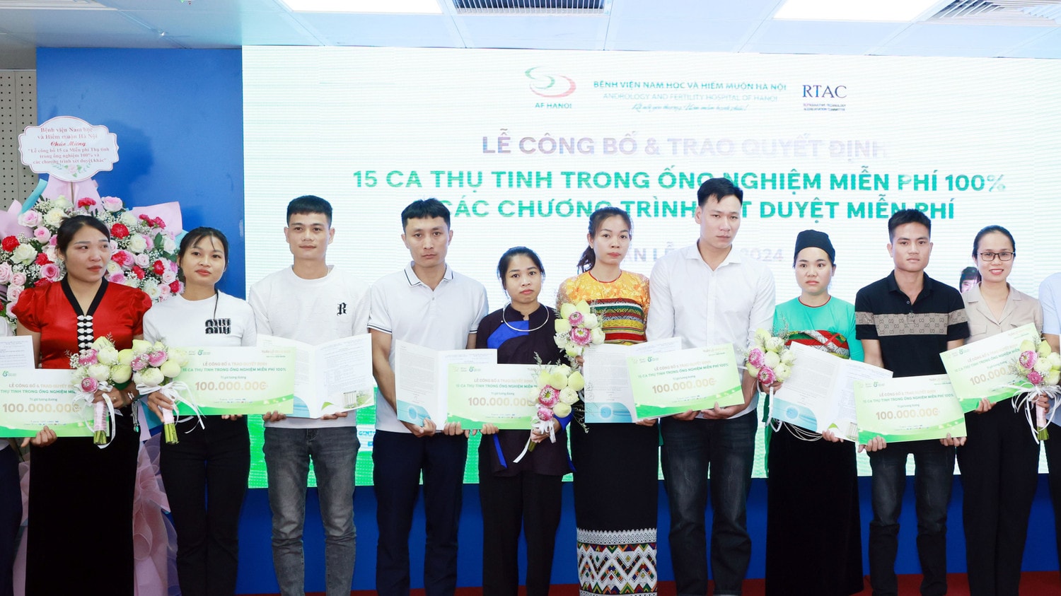 Một số gia đình nhận hỗ trợ từ Bệnh viện Nam học và Hiếm muộn Miễn phí 15 ca IVF cho các gia đình khó khăn -0