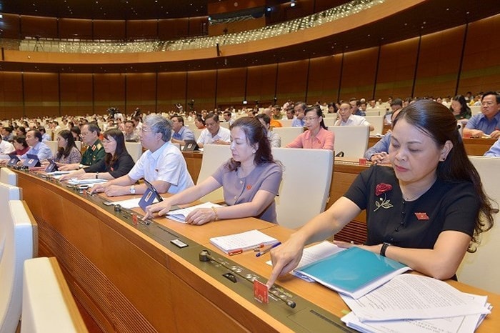 Các đại biểu Quốc hội biểu quyết thông qua Luật Đất đai tại kỳ họp bất thường lần thứ Năm