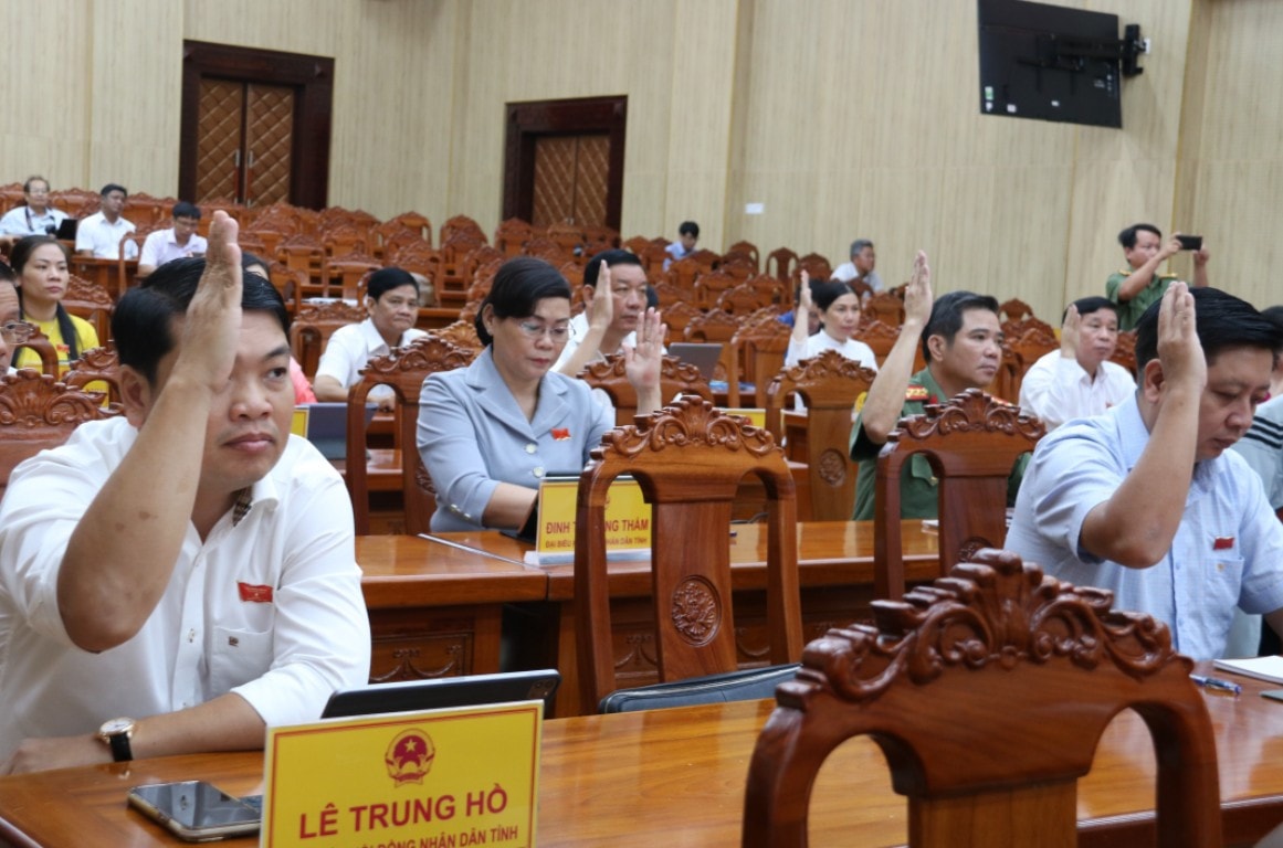 Thường trực HĐND tỉnh Kiên Giang yêu cầu UBND tỉnh chỉ đạo các sở, ngành khẩn trương triển khai các nghị quyết vừa được thông qua HĐND tỉnh Kiên Giang thông qua nghị quyết thành lập Tổ bảo vệ an ninh, trật tự cơ sở