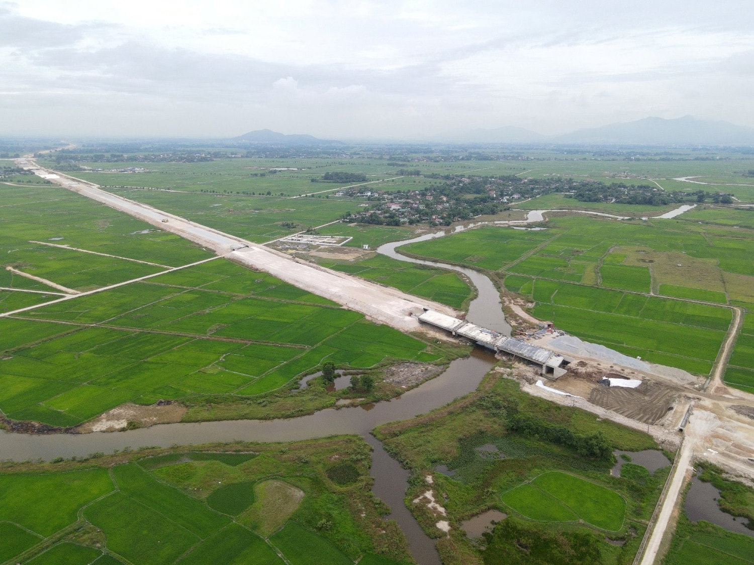 Hiện trường vụ sạt lở đất tại dự án cao tốc Bắc – Nam khiến 2 người thương vong -0