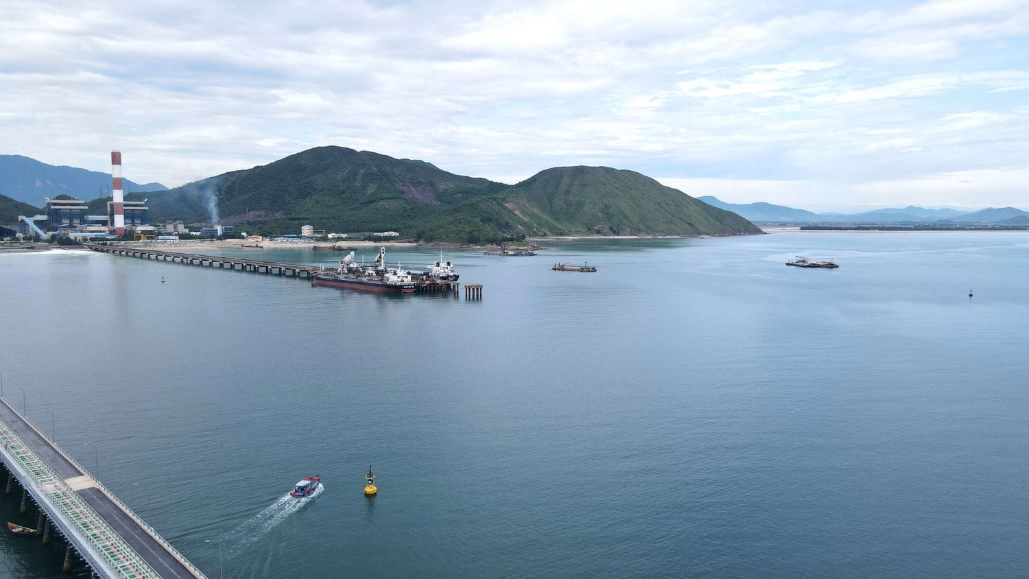 Ngoài tàu Đức Thịnh 88 thì 10 phương tiện khác phải dừng thực hiện dự án nạo vét kênh nhận, kênh xả Nhà máy Nhiệt điện Vũng Áng II và buộc phải di chuyển ra khỏi khu vực dự án Loạt phương tiện tàu, sà lan bị loại khỏi dự án nạo vét đáy biển ở Hà Tĩnh -0