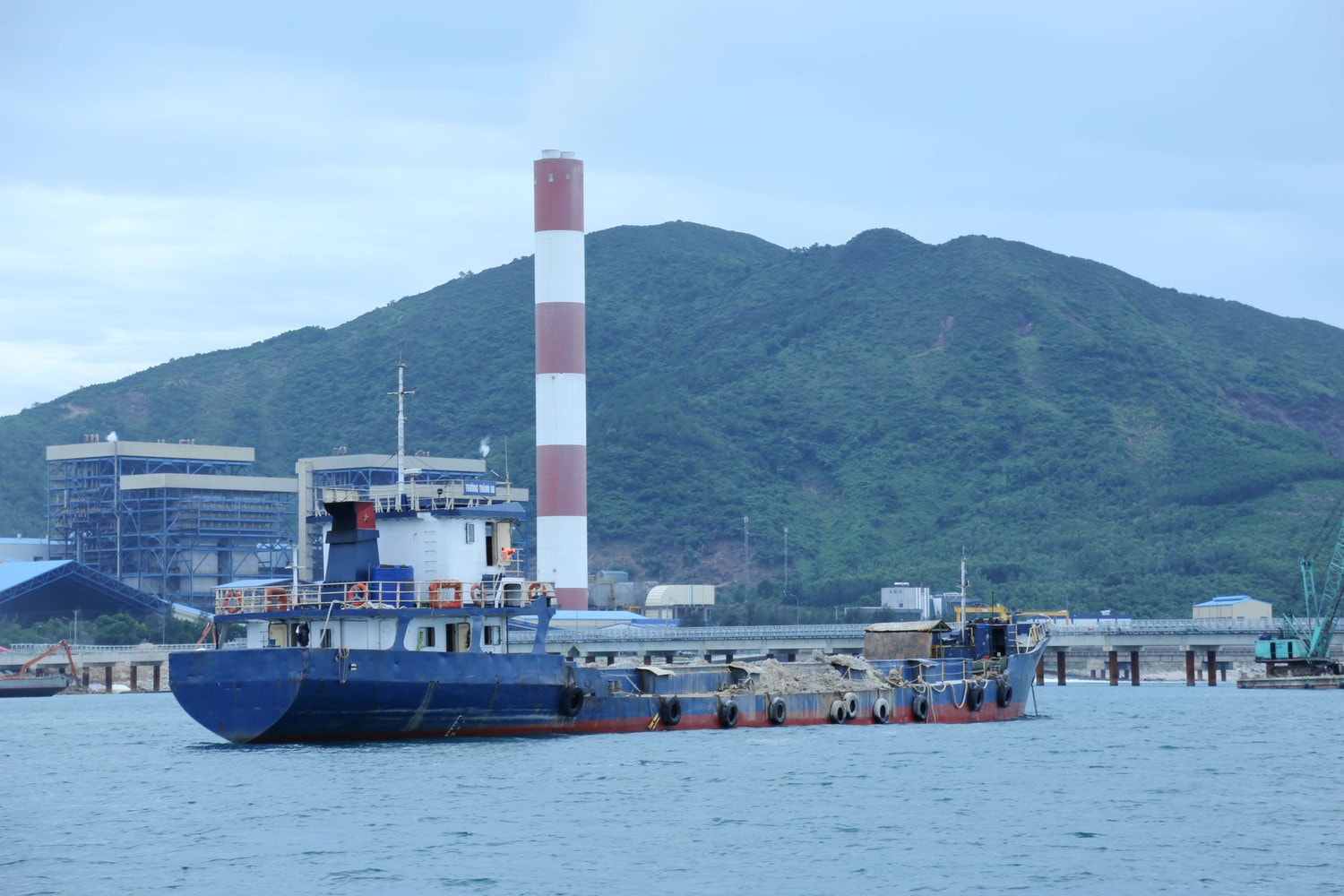Tàu chở hàng có cửa xả đáy Trường Thành 08, NA - 2569 nằm ngay ở vị trí cửa xả của dự án, khiến các phương tiện khác không thể vào để thi công được khiến dự án có nguy cơ bị chậm tiến độ Loạt phương tiện tàu, sà lan bị loại khỏi dự án nạo vét đáy biển ở Hà Tĩnh -0