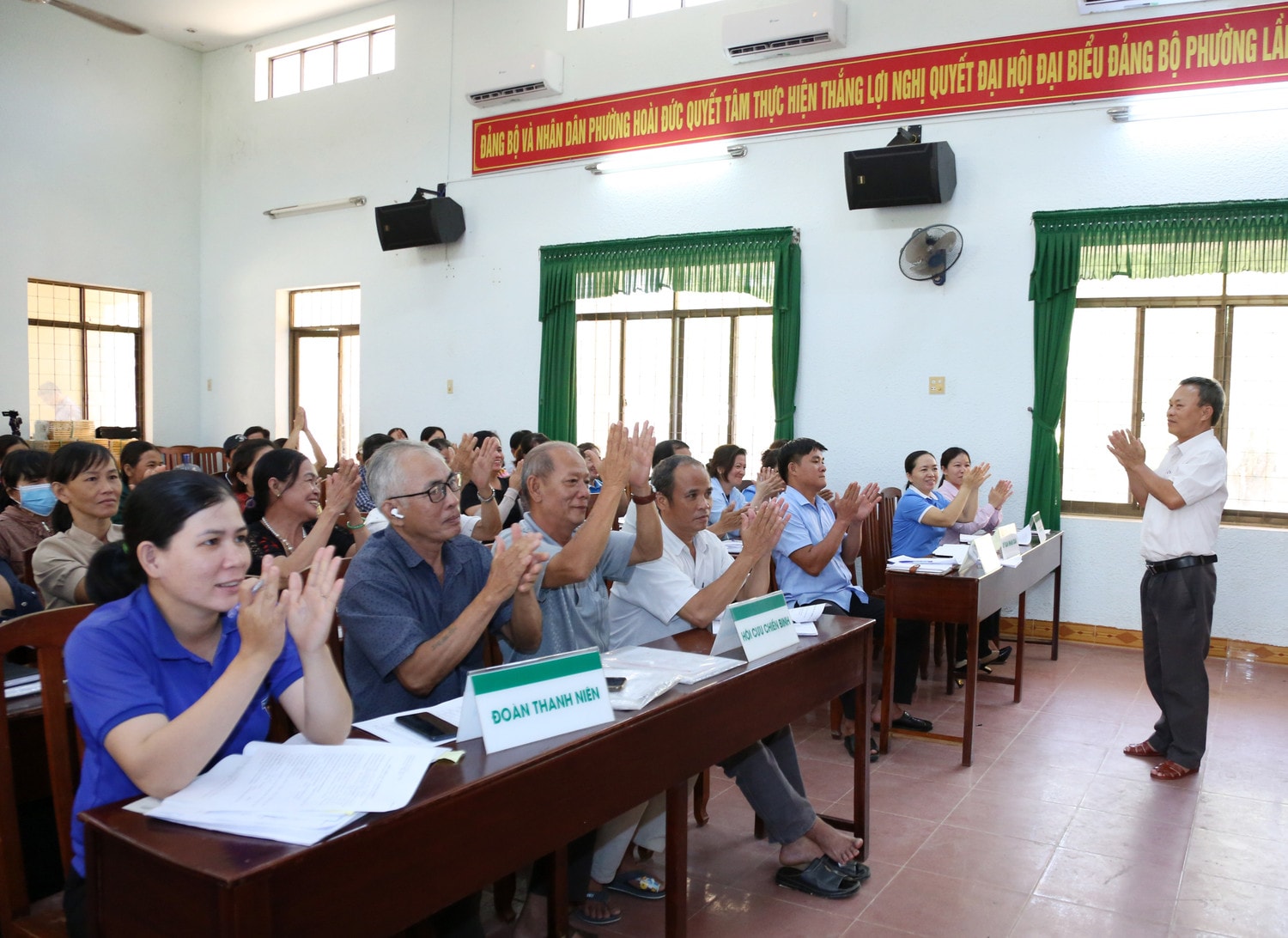    Ảnh: Buổi giao ban hoạt động tín dụng chính sách giữa Chủ tịch UBND, Trưởng Ban đại diện HĐQT NHCSXH phường Hoài Đức - Trần Văn Cường với các tổ chức nhận ủy thác. Ảnh: Đức Kiên 