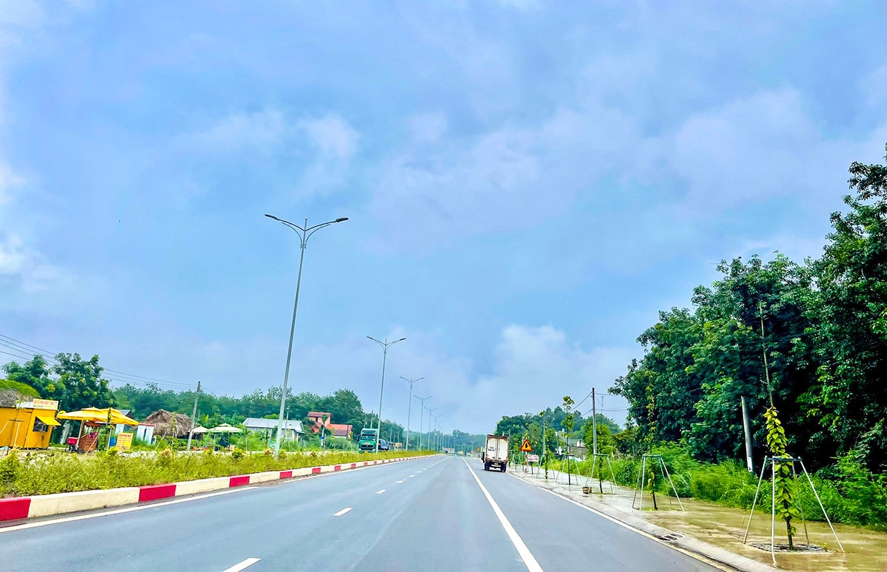 Nhiều dự án giao thông trọng điểm không thể triển khai đồng bộ các hạng mục vì vướng mặt bằng
