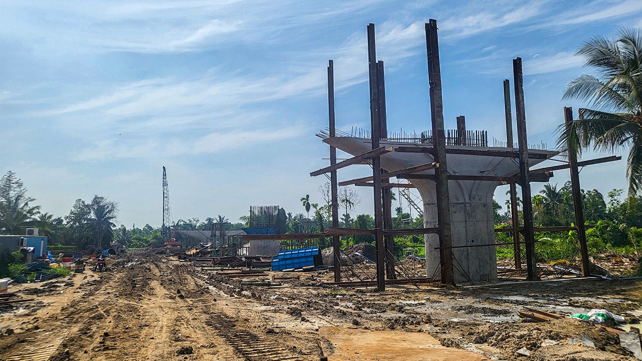 Nhiều dự án giao thông trọng điểm không thể triển khai đồng bộ các hạng mục vì vướng mặt bằng