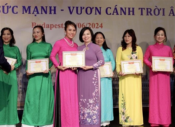 Ambassador Nguyen Thi Bich Thao presents certificates of merit to members of the Vietnamese women's union in Hungary for their contributions to its activities. (Photo: VNA) Vietnamese women’s union in Hungary praised for contributions to community -0