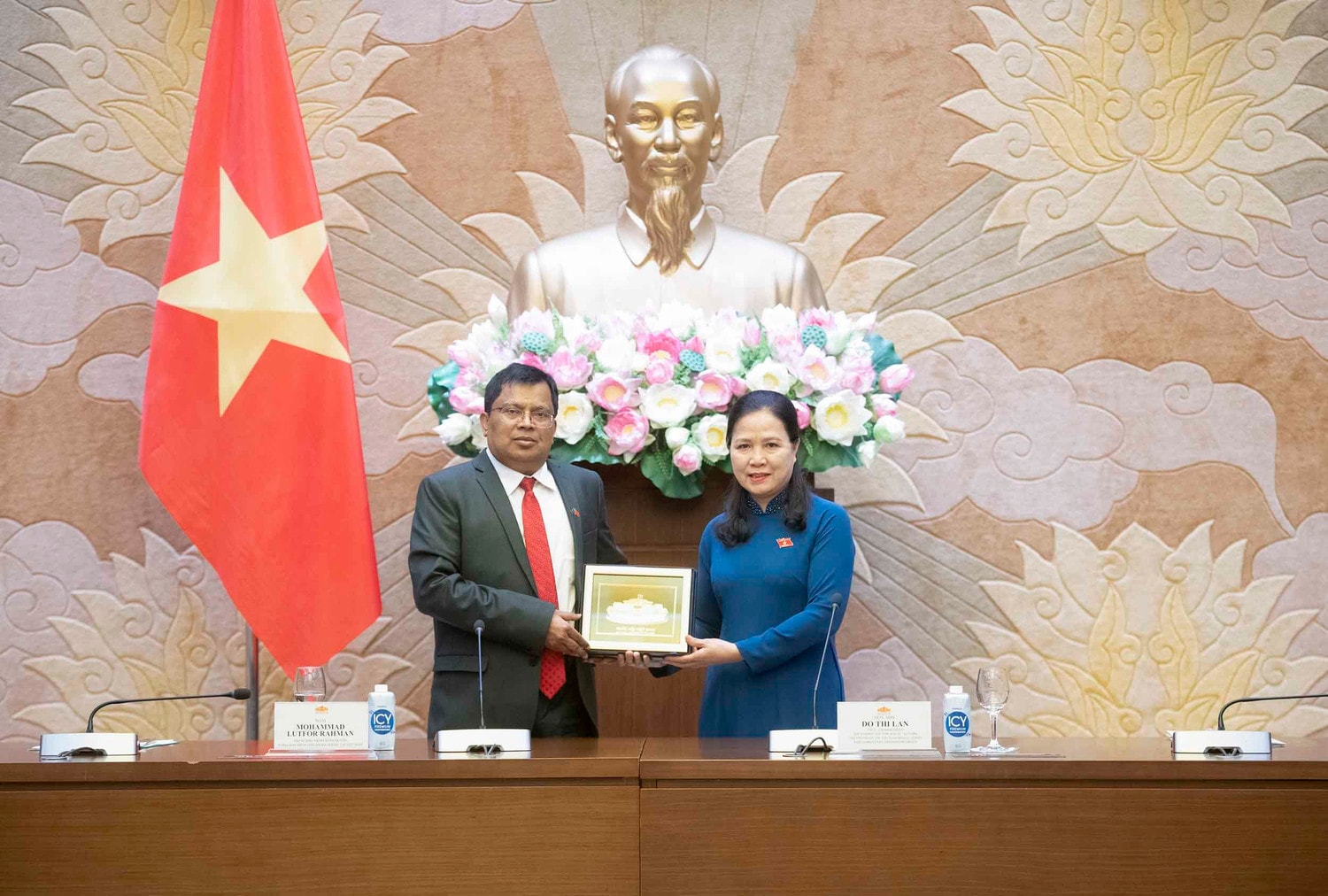 Chủ tịch Nhóm Nghị sĩ hữu nghị Việt Nam – Bangladesh Đỗ Thị Lan và Đại sứ Đặc mệnh toàn quyền Cộng hoà Nhân dân Bangladesh tại Việt Nam Mohammad Lutfor Rahman chụp hình lưu niệm
