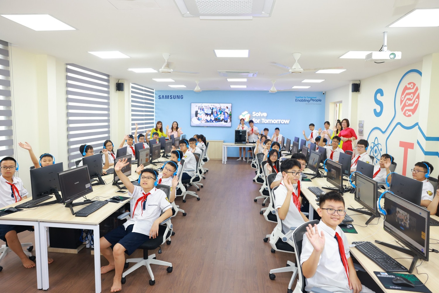 Samsung tặng phòng học Stem Lab 70.000 USD cho trường THCS Nam Từ Liêm, Hà Nội -0