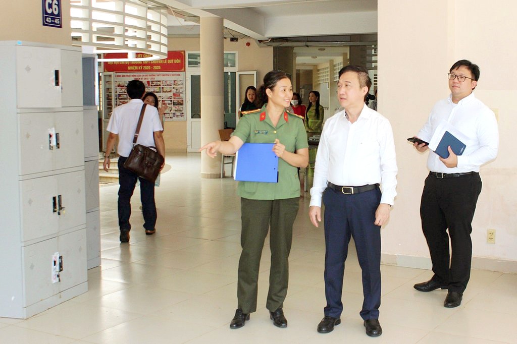 Phó Chủ tịch UBND tỉnh Bà Rịa - Vũng Tàu Đặng Minh Thông kiểm tra điểm thi kỳ thi tốt nghiệp THPT năm 2024