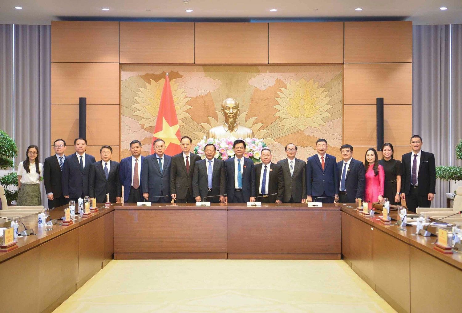Các đại biểu chụp ảnh lưu niệm - Ảnh H.Ngọc