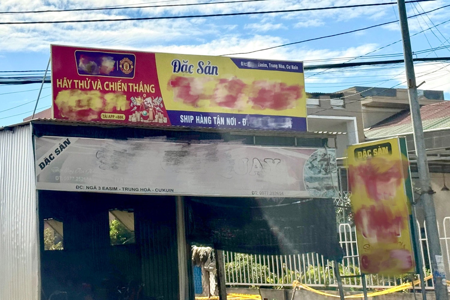Tràn lan bảng hiệu quảng cáo cá độ bóng đá trái phép tại Đắk Lắk -0