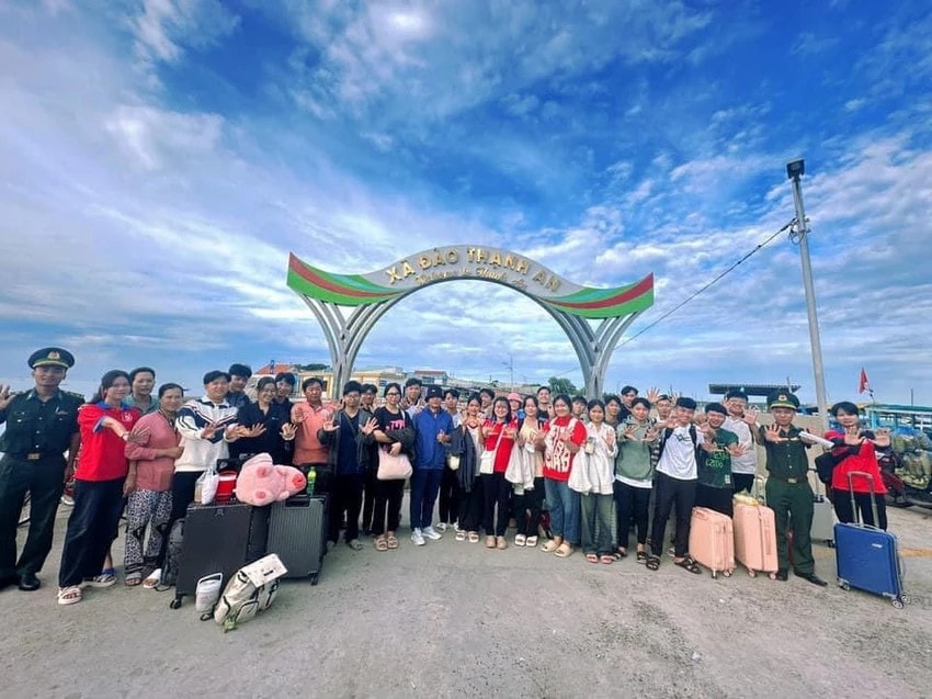 TP. Hồ Chí Minh: Thí sinh xã đảo Thạnh An vượt biển vào đất liền dự thi tốt nghiệp THPT -0