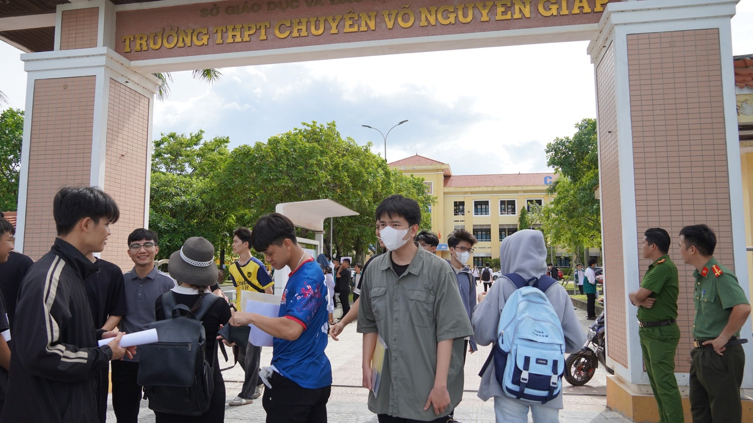 Quảng Bình: Chiến sĩ nghĩa vụ vừa huấn luyện, vừa thâu đêm ôn tốt nghiệp THPT 2024 -0