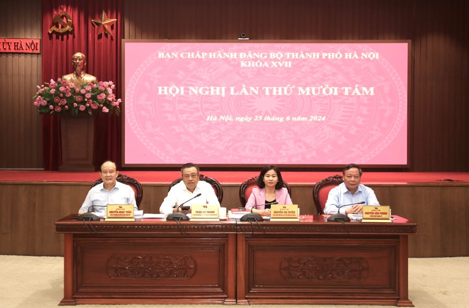 Lãnh đạo thành phố Hà Nội chủ trì hội nghị. Ảnh: ITN