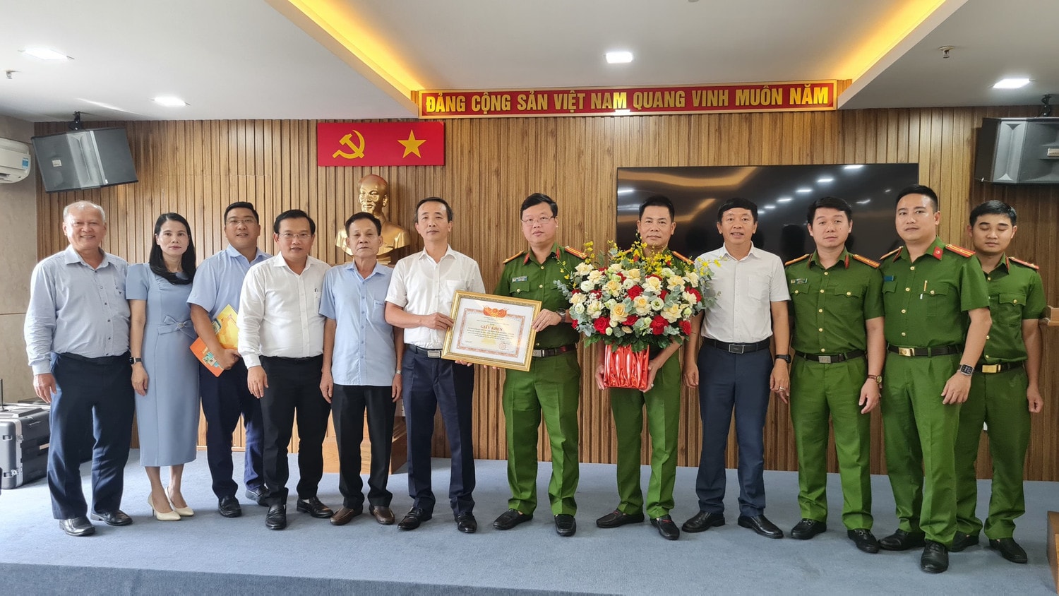 Bộ trưởng Bộ Giáo dục và Đào tạo tặng bằng khen cho lực lượng công an Đà Nẵng. -0