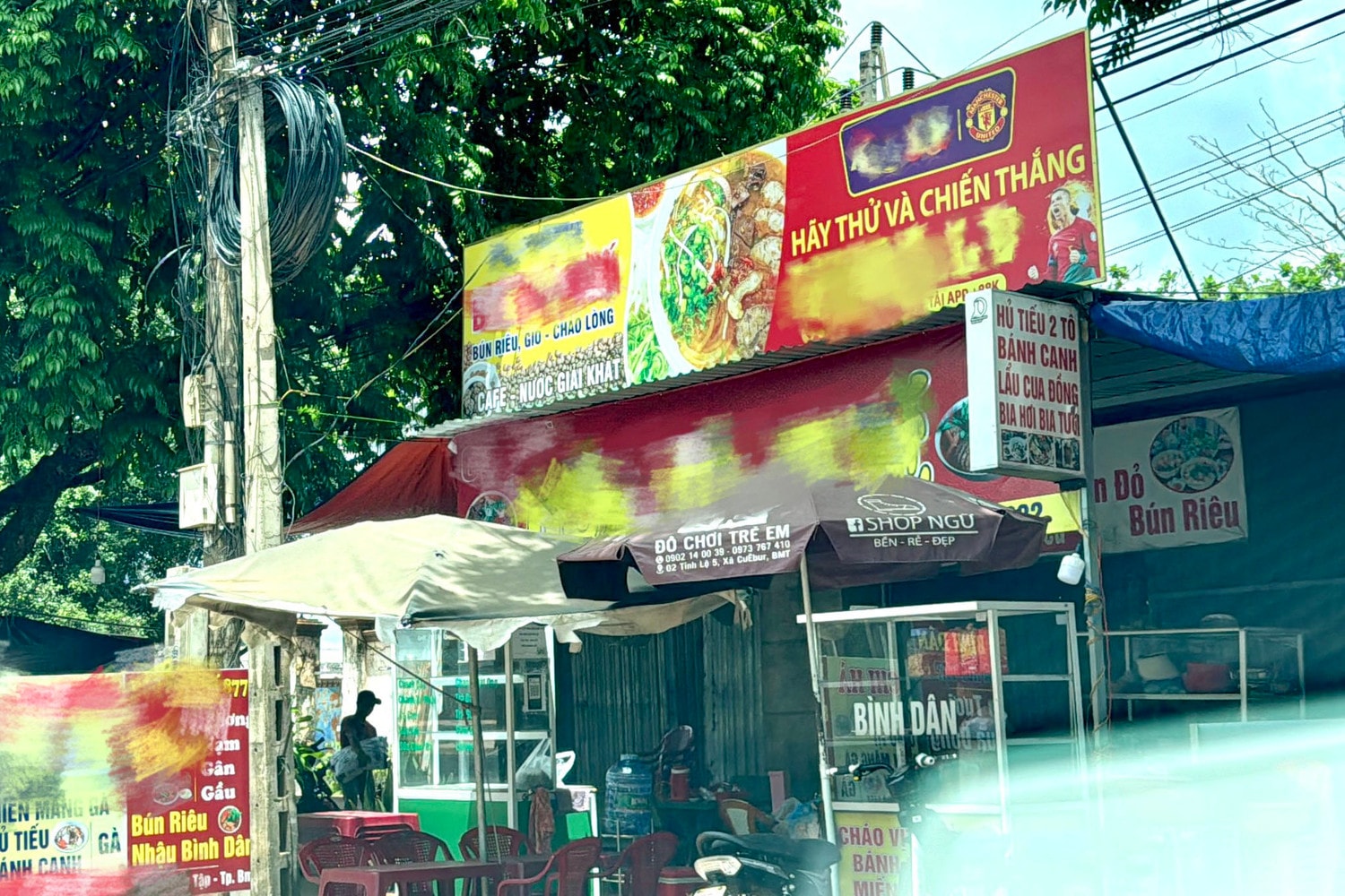 Tràn lan bảng hiệu quảng cáo cá độ bóng đá trái phép tại Đắk Lắk -0