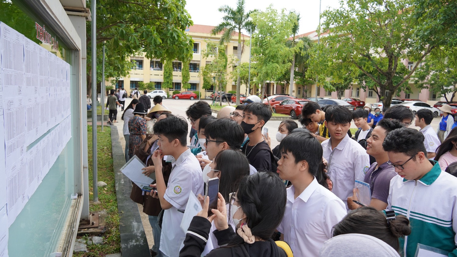Quảng Bình: Chiến sĩ nghĩa vụ vừa huấn luyện, vừa thâu đêm ôn tốt nghiệp THPT 2024 -0