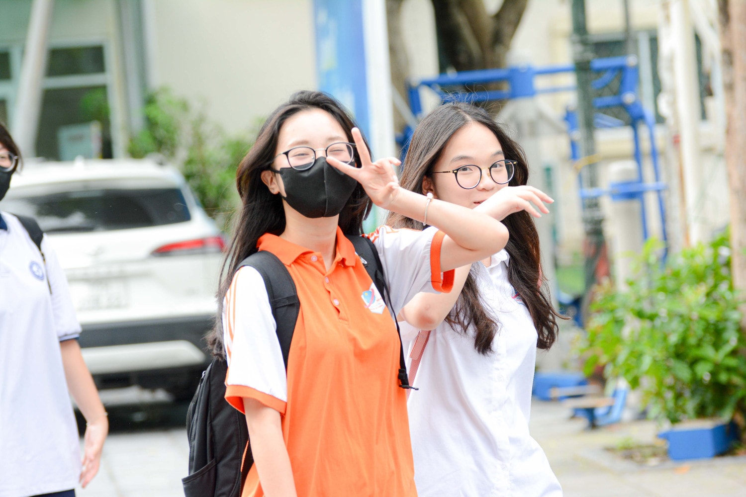 Sĩ tử hào hứng đi làm thủ tục dự thi -1