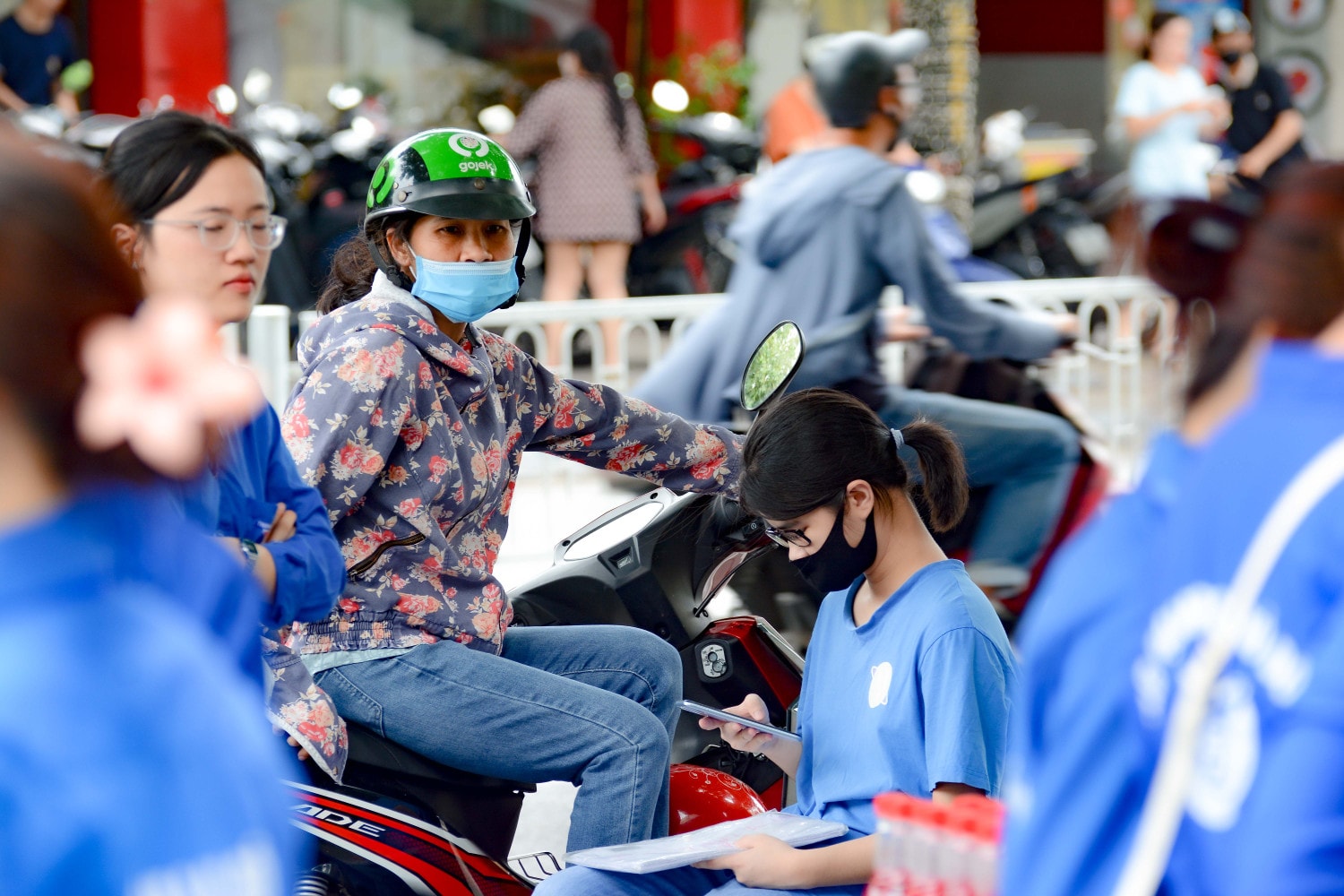 Sĩ tử hào hứng đi làm thủ tục dự thi -0