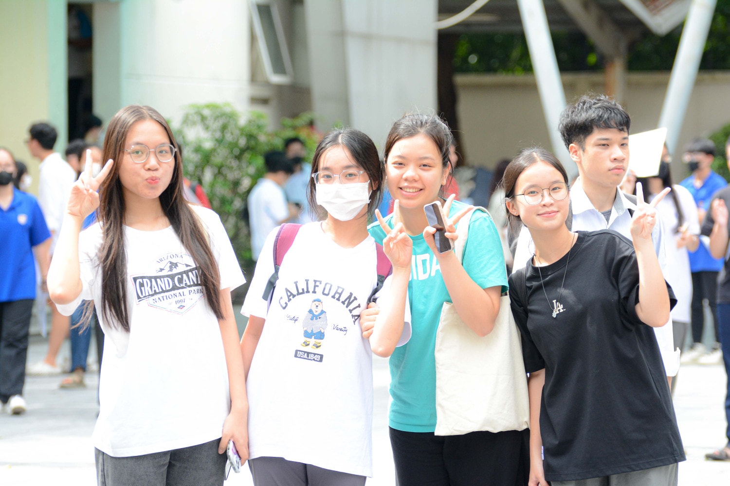 Sĩ tử hào hứng đi làm thủ tục dự thi -0