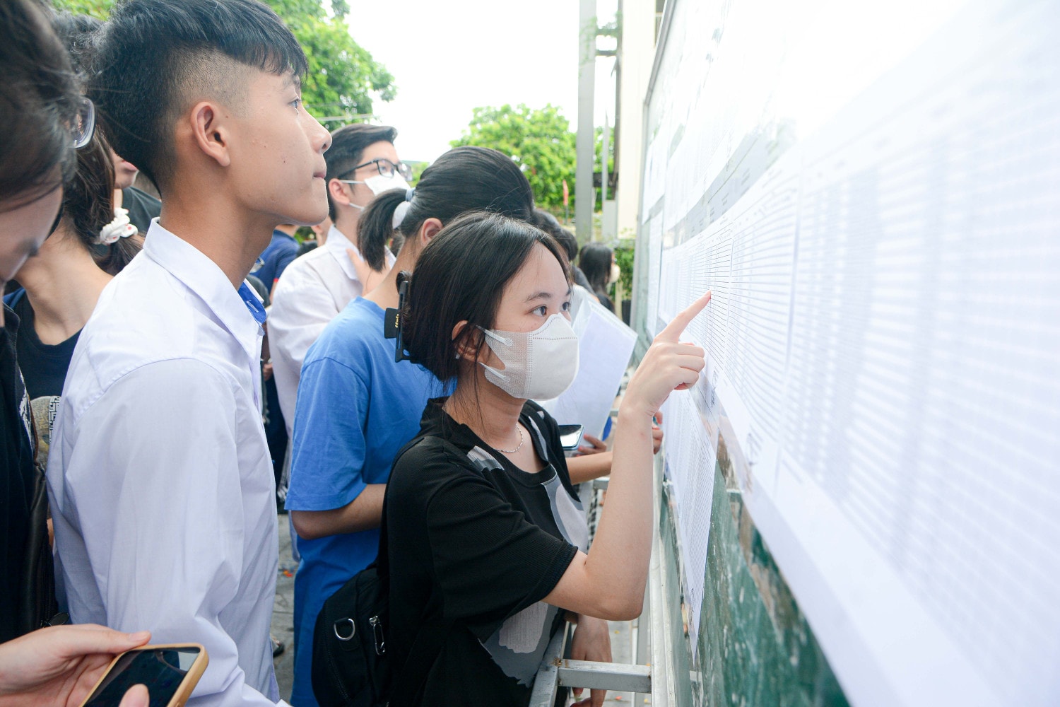 Sĩ tử hào hứng đi làm thủ tục dự thi -1