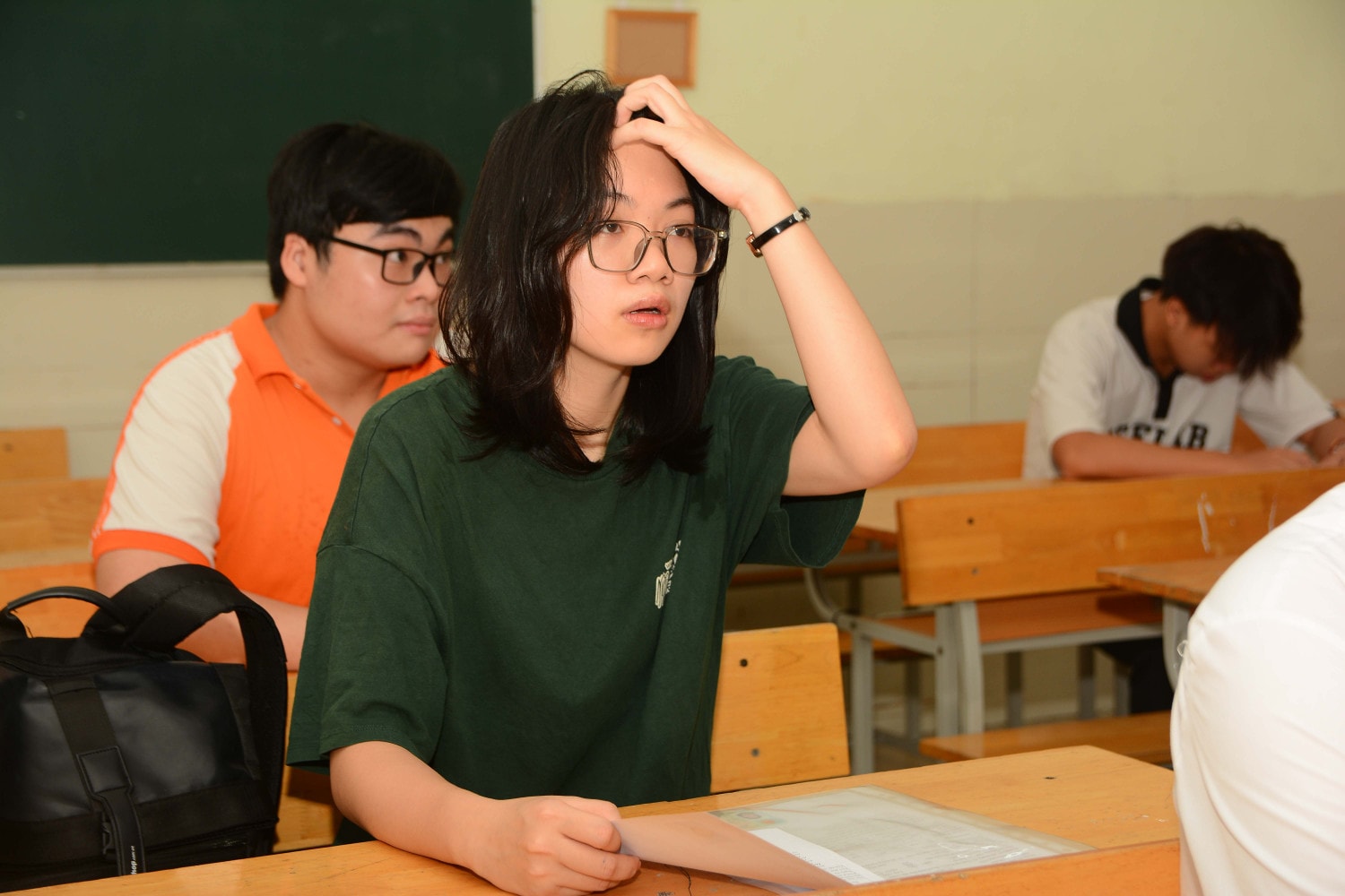 Sĩ tử hào hứng đi làm thủ tục dự thi -0