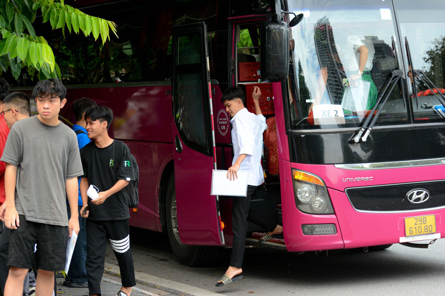 Sĩ tử hào hứng đi làm thủ tục dự thi -0