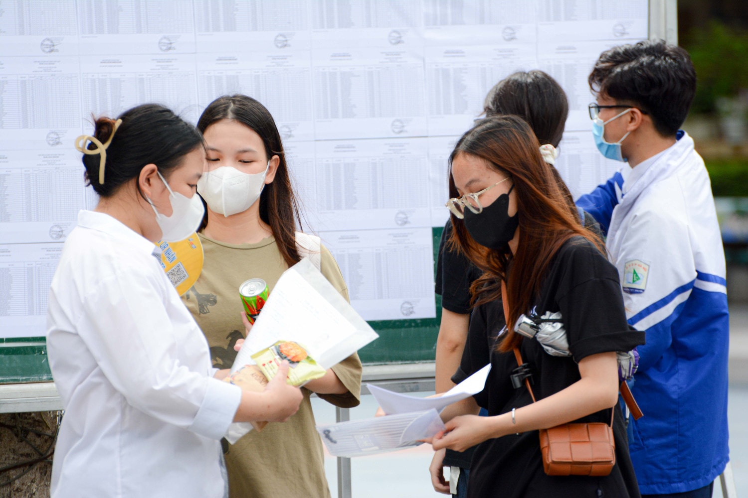 Sĩ tử hào hứng đi làm thủ tục dự thi -1