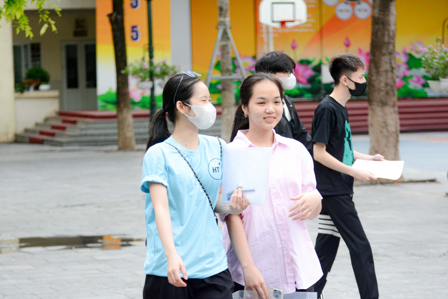 Sĩ tử hào hứng đi làm thủ tục dự thi -0