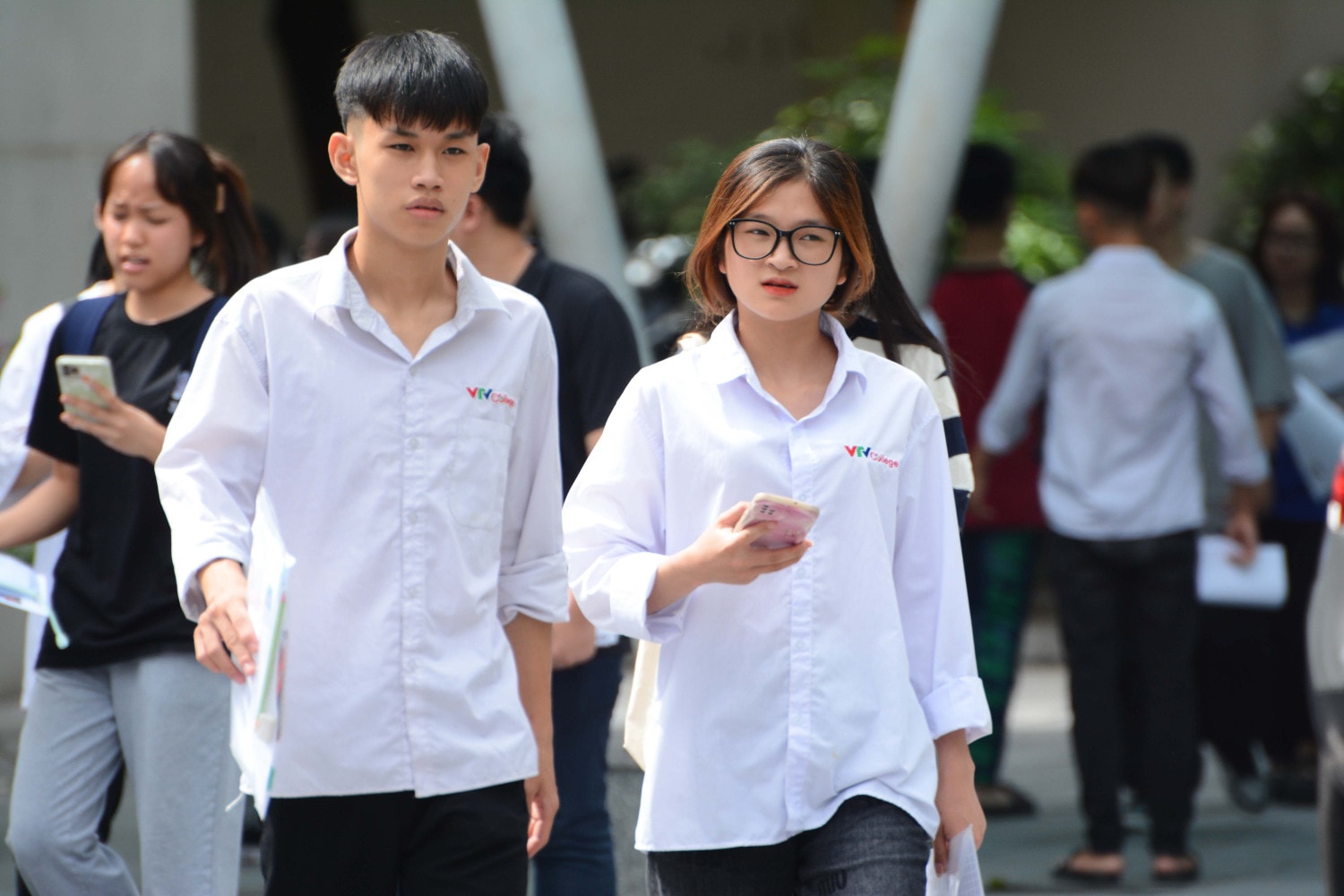 Sĩ tử hào hứng đi làm thủ tục dự thi -0