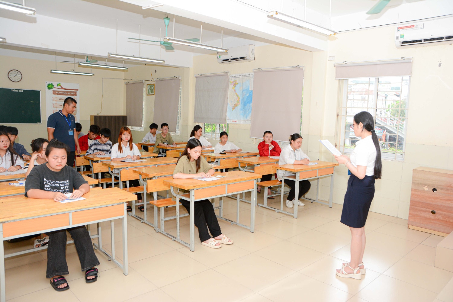 Sĩ tử hào hứng đi làm thủ tục dự thi -0