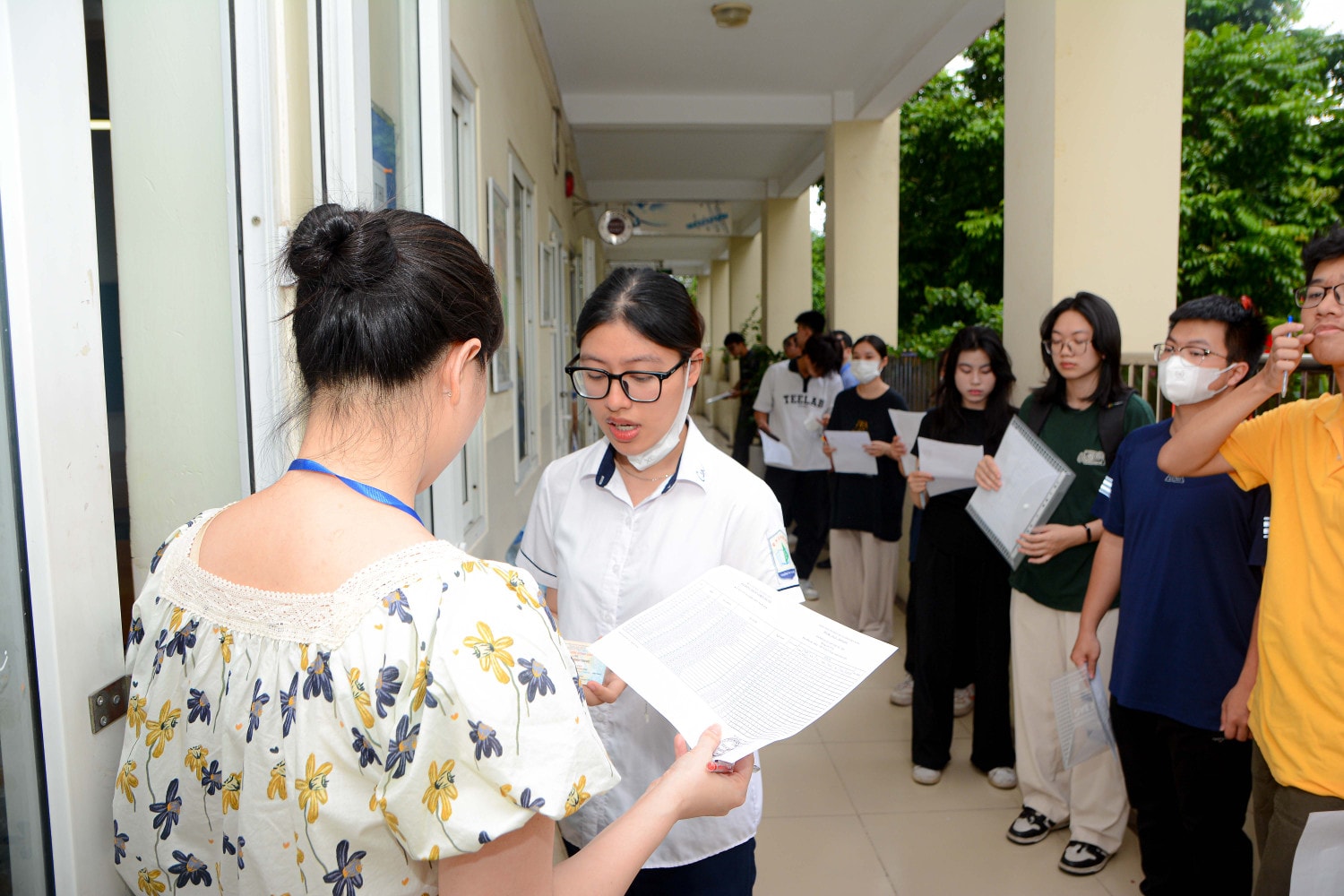 Sĩ tử hào hứng đi làm thủ tục dự thi -0