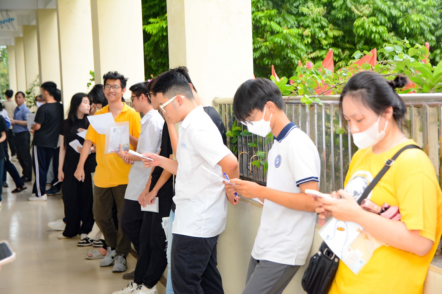 Sĩ tử hào hứng đi làm thủ tục dự thi -0