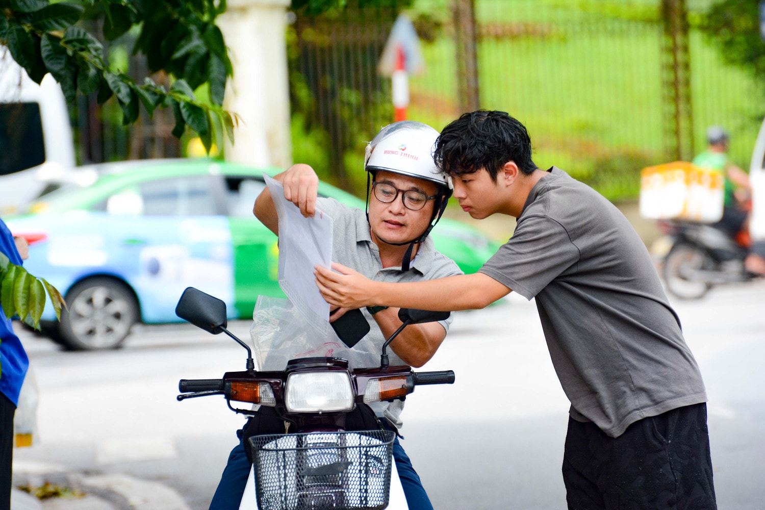 Sĩ tử hào hứng đi làm thủ tục dự thi -1