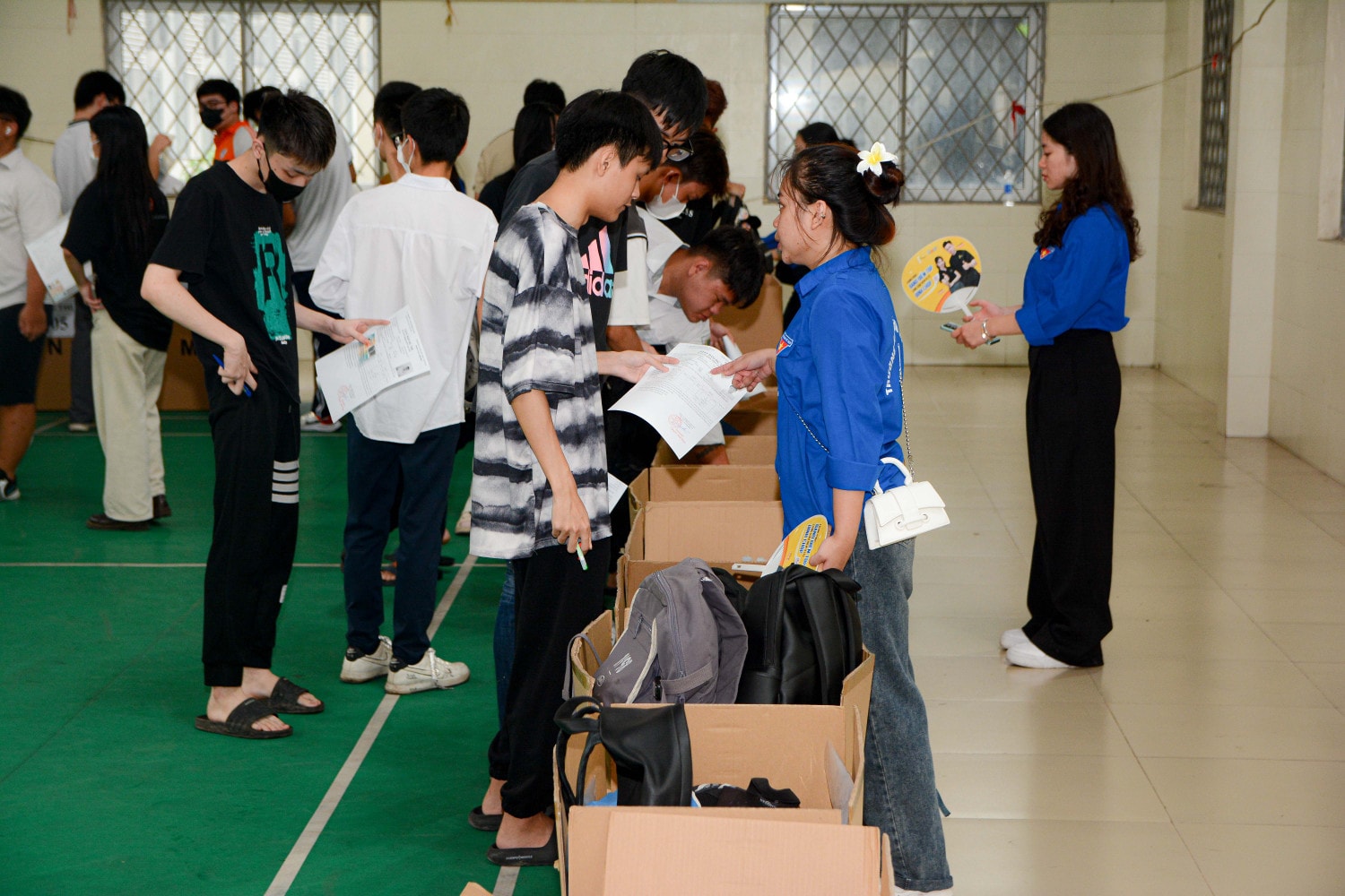 Sĩ tử hào hứng đi làm thủ tục dự thi -1