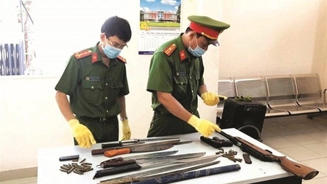 Nhiều loại dao, kiếm có tính sát thương cao được gười dân giao nộp cho lực lượng công an. Ảnh: CAND