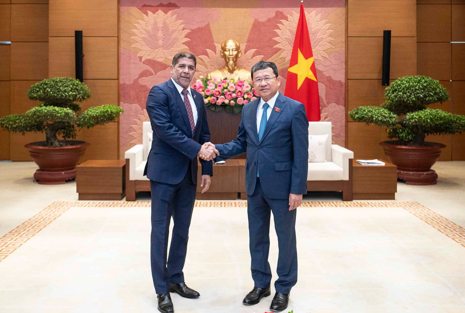 Chủ nhiệm Ủy ban Đối ngoại Vũ Hải Hà trao quà lưu niệm tặng Bộ trưởng Bộ Nông nghiệp Cộng hòa Dominica
