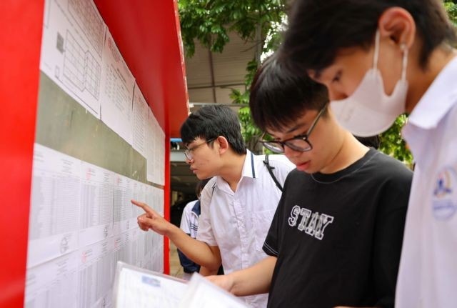 Candidates check the exam room layout diagram at the Thang Long High School, Hanoi (Photo: VNA) More than 1 million candidates complete procedures for high school graduation exam -0
