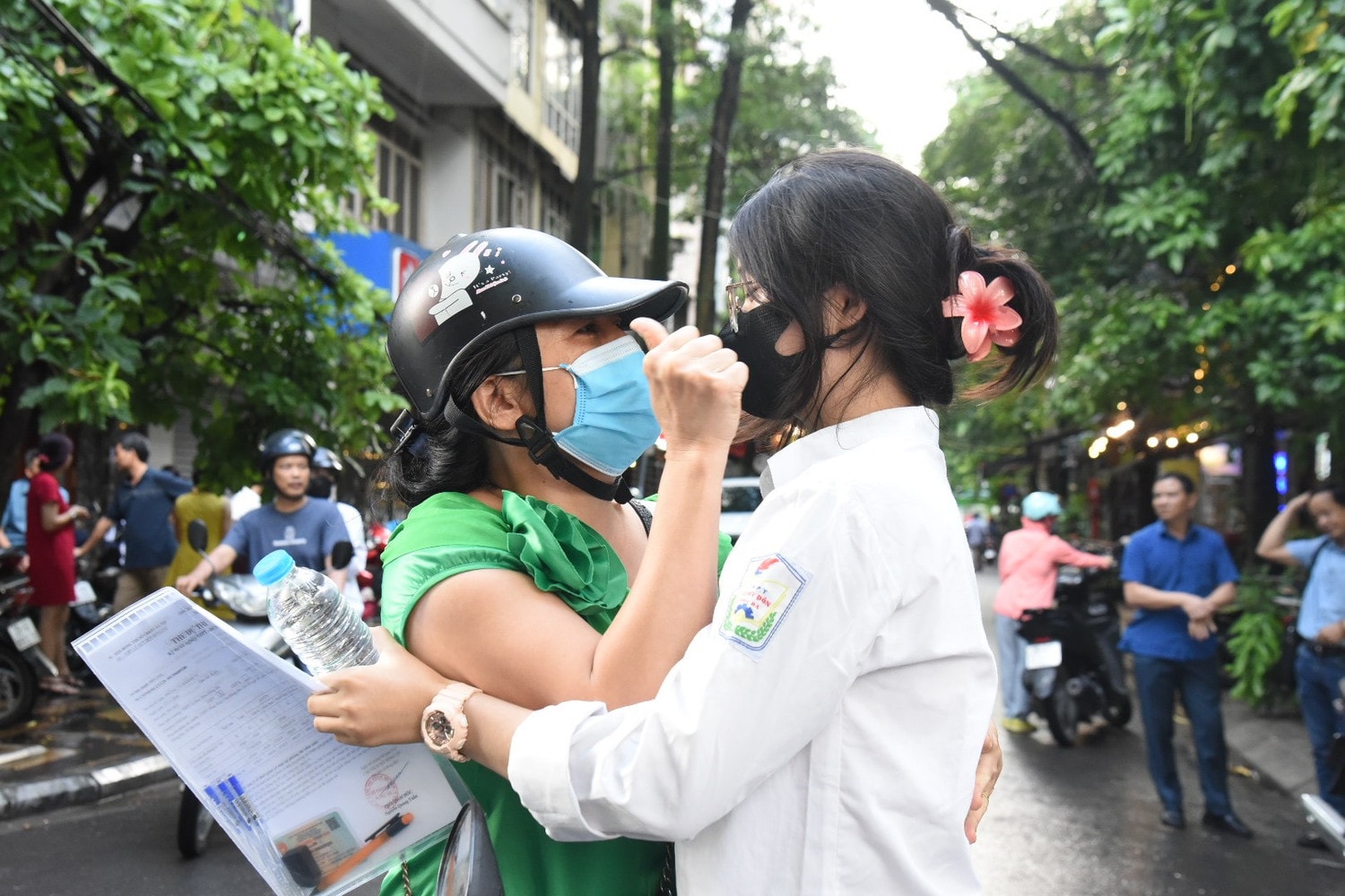 Những cái ôm xua tan lo lắng của phụ huynh dành cho sĩ tử -2