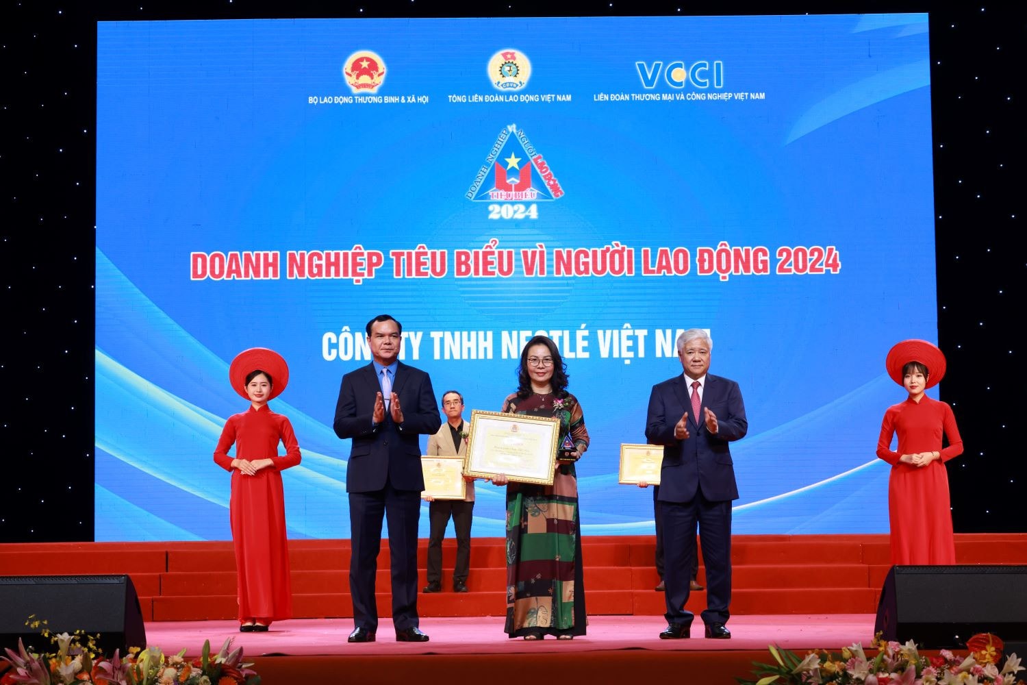 Nestlé Việt Nam lần thứ 5 liên tiếp được vinh danh “Doanh nghiệp tiêu biểu vì người lao động”