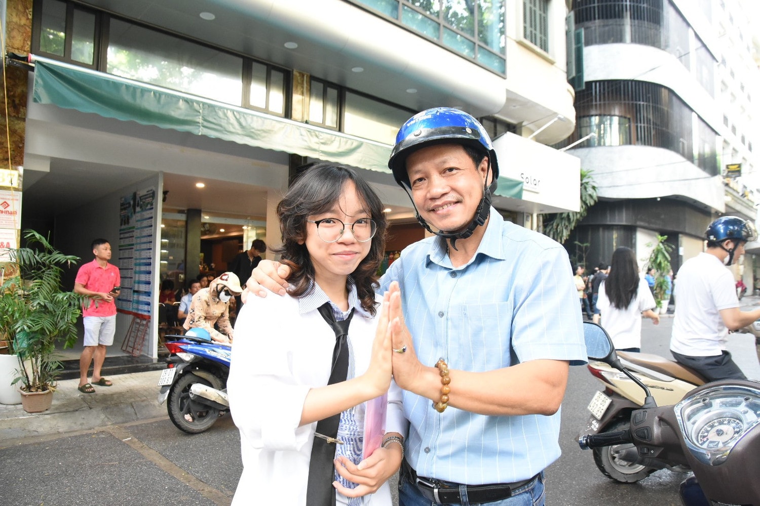 Những cái ôm xua tan lo lắng của phụ huynh dành cho sĩ tử -1