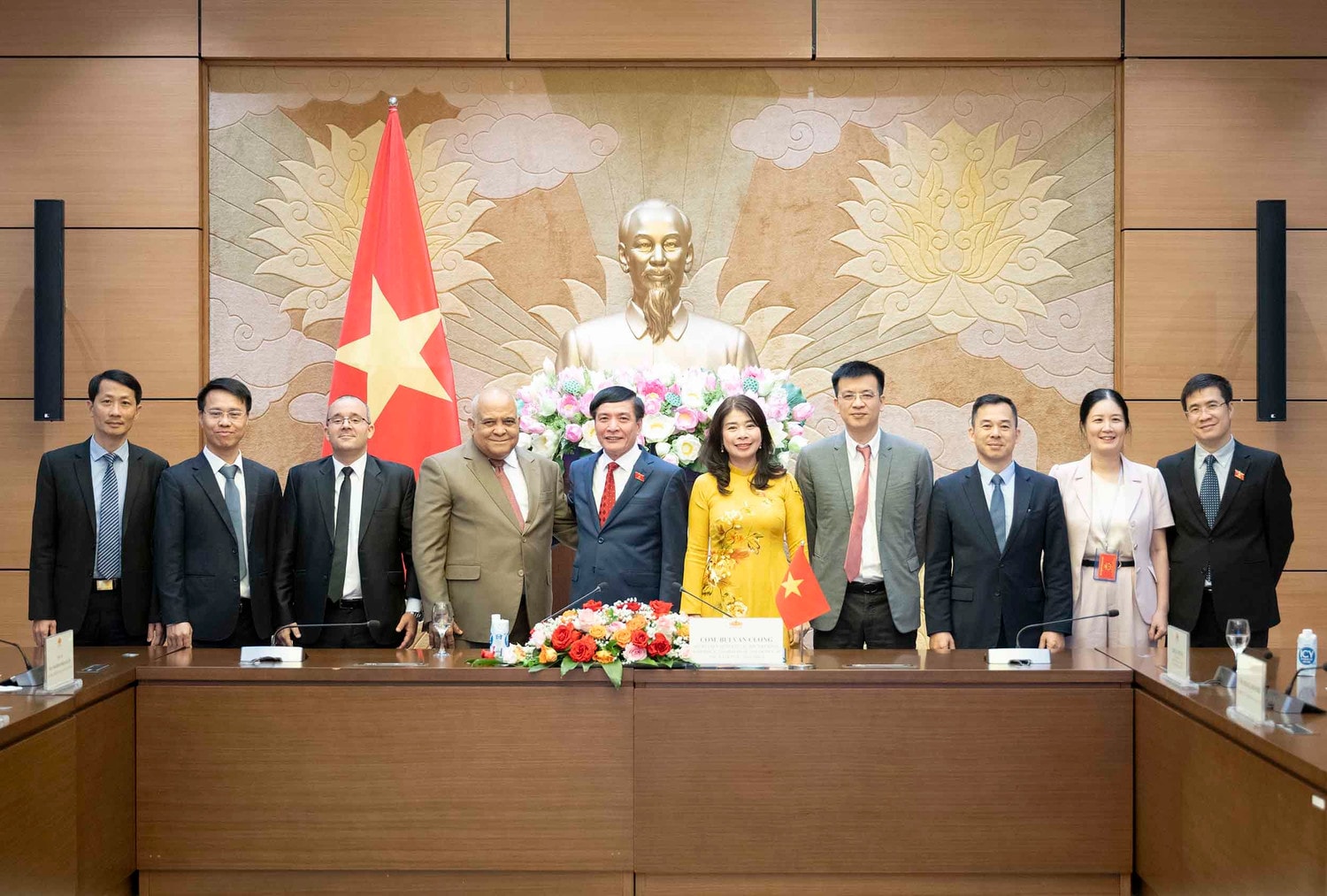 Tổng Thư ký Quốc hội Bùi Văn Cường chụp hình lưu niệm cùng Đại sứ Cuba tại Việt Nam Orlando Nicolás Hernández Guillén