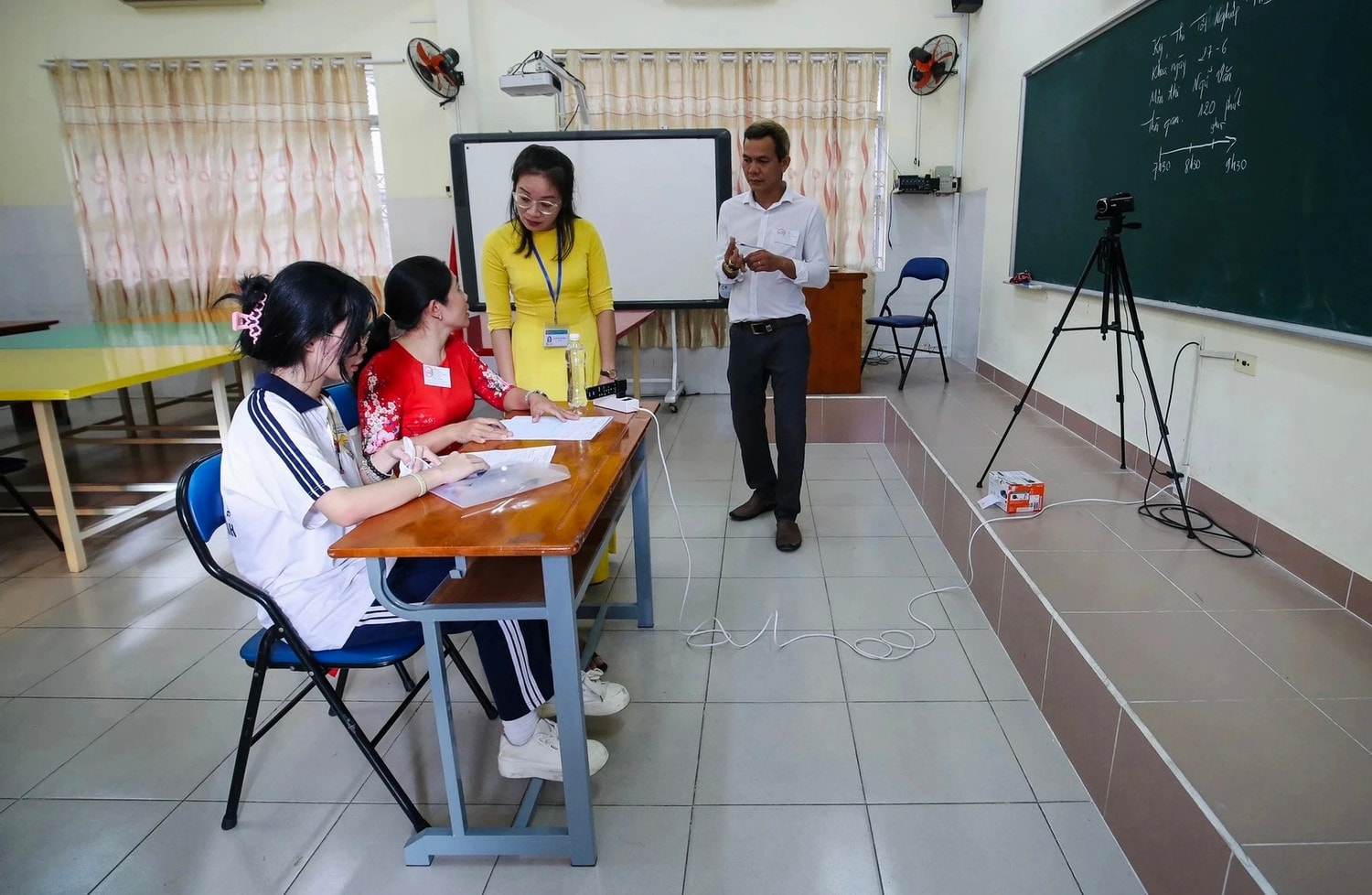 TP. Hồ Chí Minh: Thí sinh đặc biệt được cán bộ coi thi hỗ trợ viết bài -0