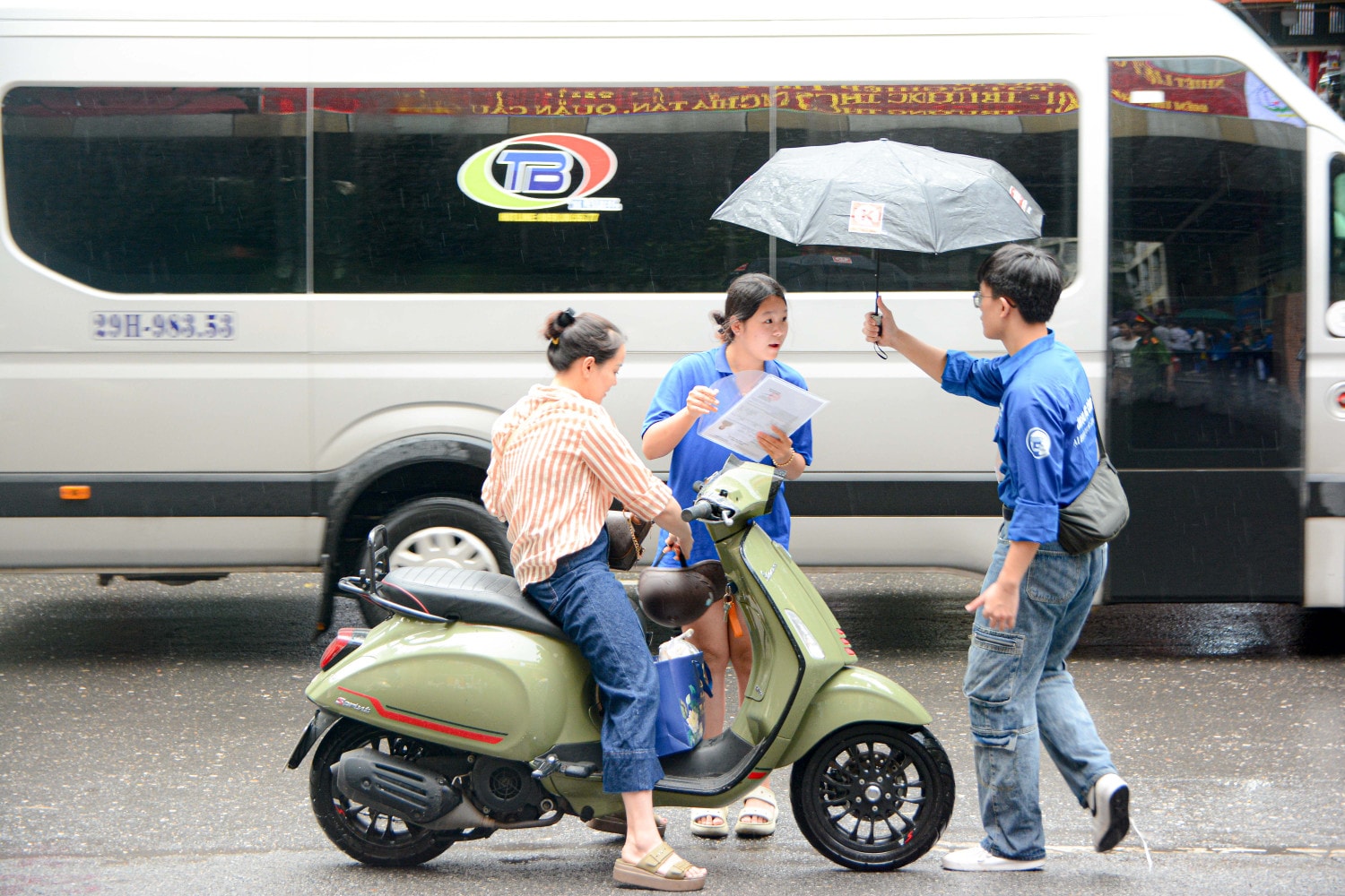 Những cái ôm xua tan lo lắng của phụ huynh dành cho sĩ tử -0