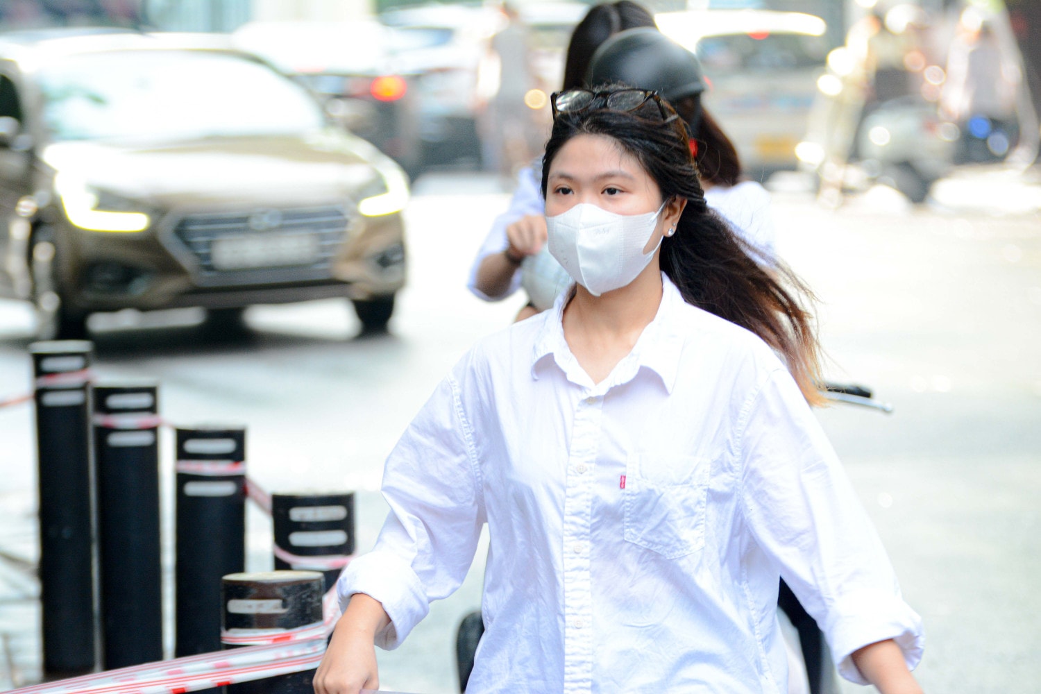 Những cái ôm xua tan lo lắng của phụ huynh dành cho sĩ tử -1