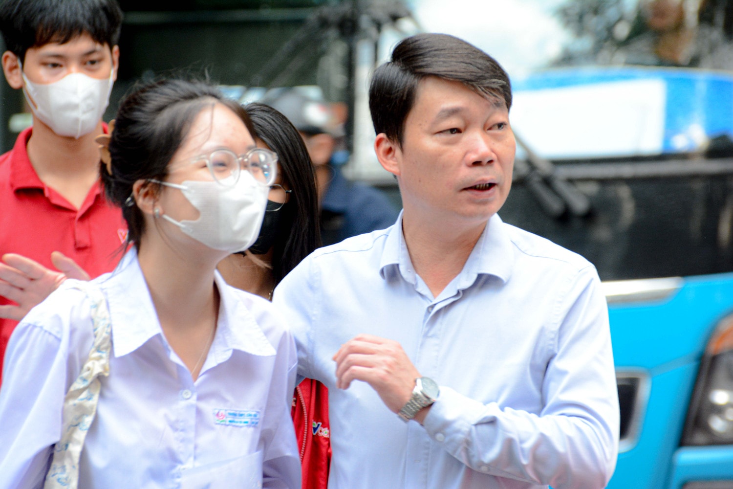 Những cái ôm xua tan lo lắng của phụ huynh dành cho sĩ tử -0