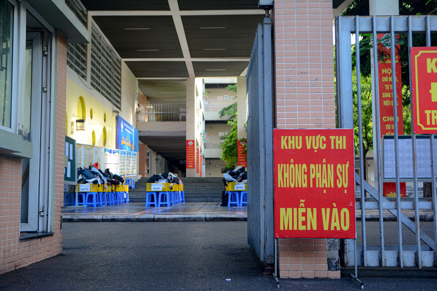 Những cái ôm xua tan lo lắng của phụ huynh dành cho sĩ tử -0