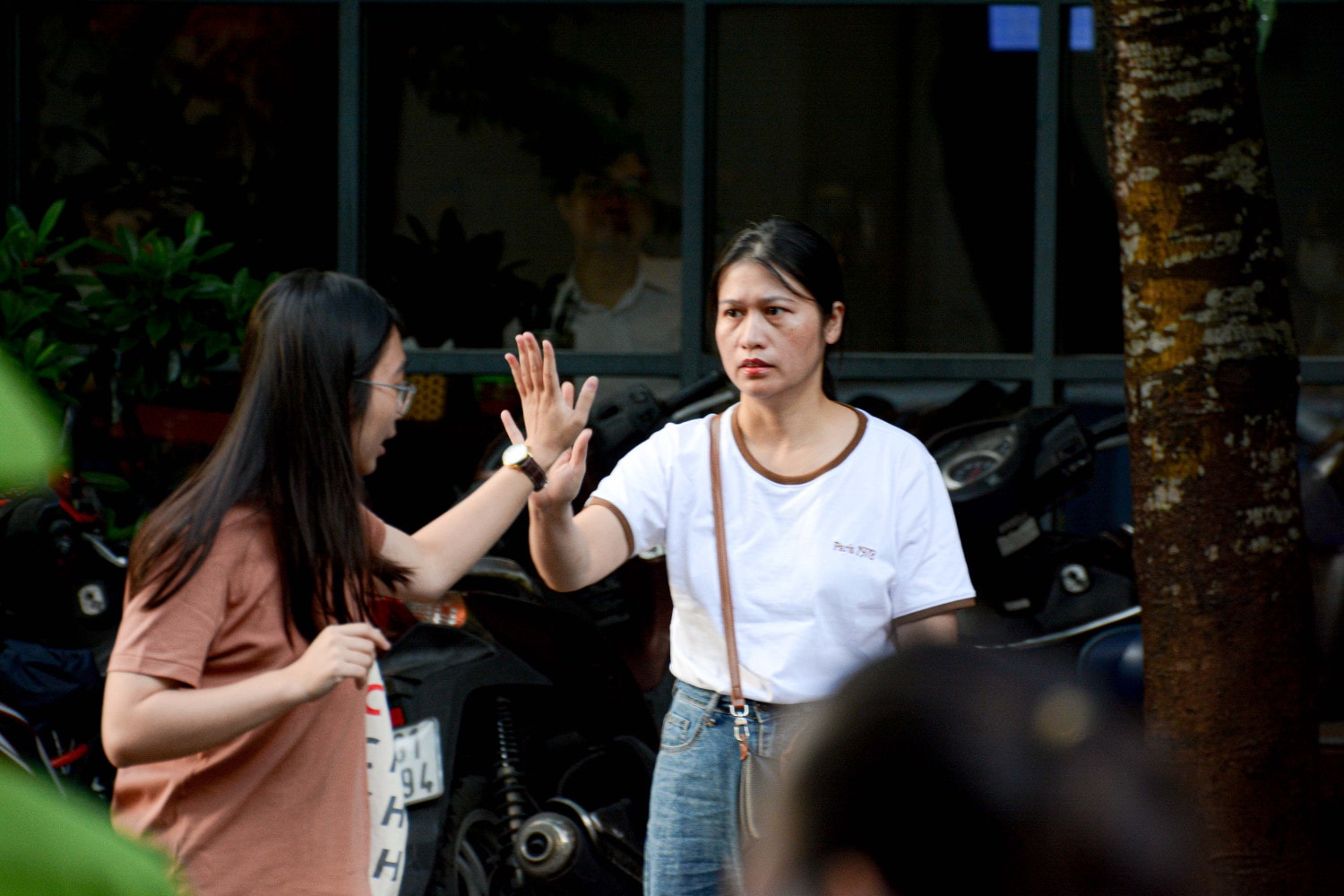 Những cái ôm xua tan lo lắng của phụ huynh dành cho sĩ tử -3