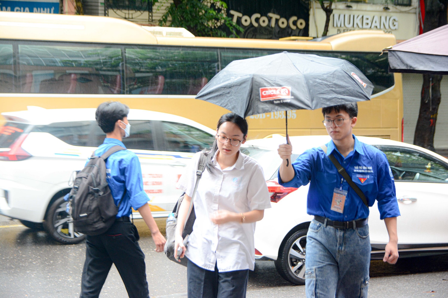 Những cái ôm xua tan lo lắng của phụ huynh dành cho sĩ tử trong ngày thi môn Ngữ Văn -0